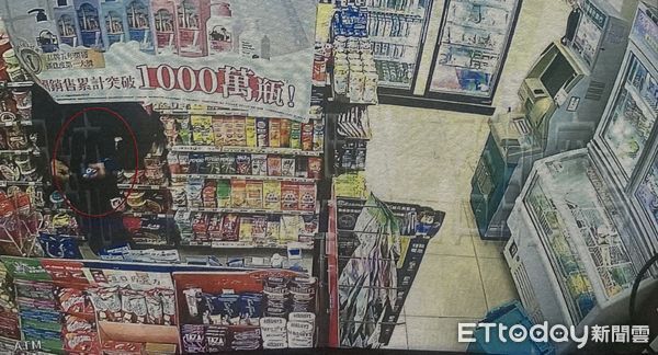 ▲▼  嫌犯將商品藏在外套趁機偷走。（圖／記者黃彥傑翻攝）