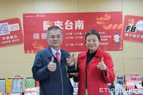 ▲台南市勞工局晴天坊把握年節商機，辦理「龍來台南・晴藝迎春」記者會，以及頒發晴天坊「2023年勞工局晴藝獎－手創藝品競賽」前3名得獎作品，共同推廣春節活動，歡迎民眾暢遊台南。