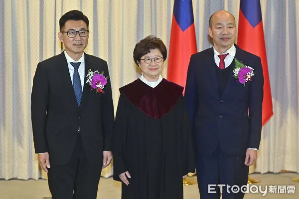▲▼立法院第11屆立法委員今日報到，新任立法院長韓國瑜(右)與副院長江啟臣(左)宣誓就職，中為監誓人大法官楊惠欽。（圖／記者李毓康攝）