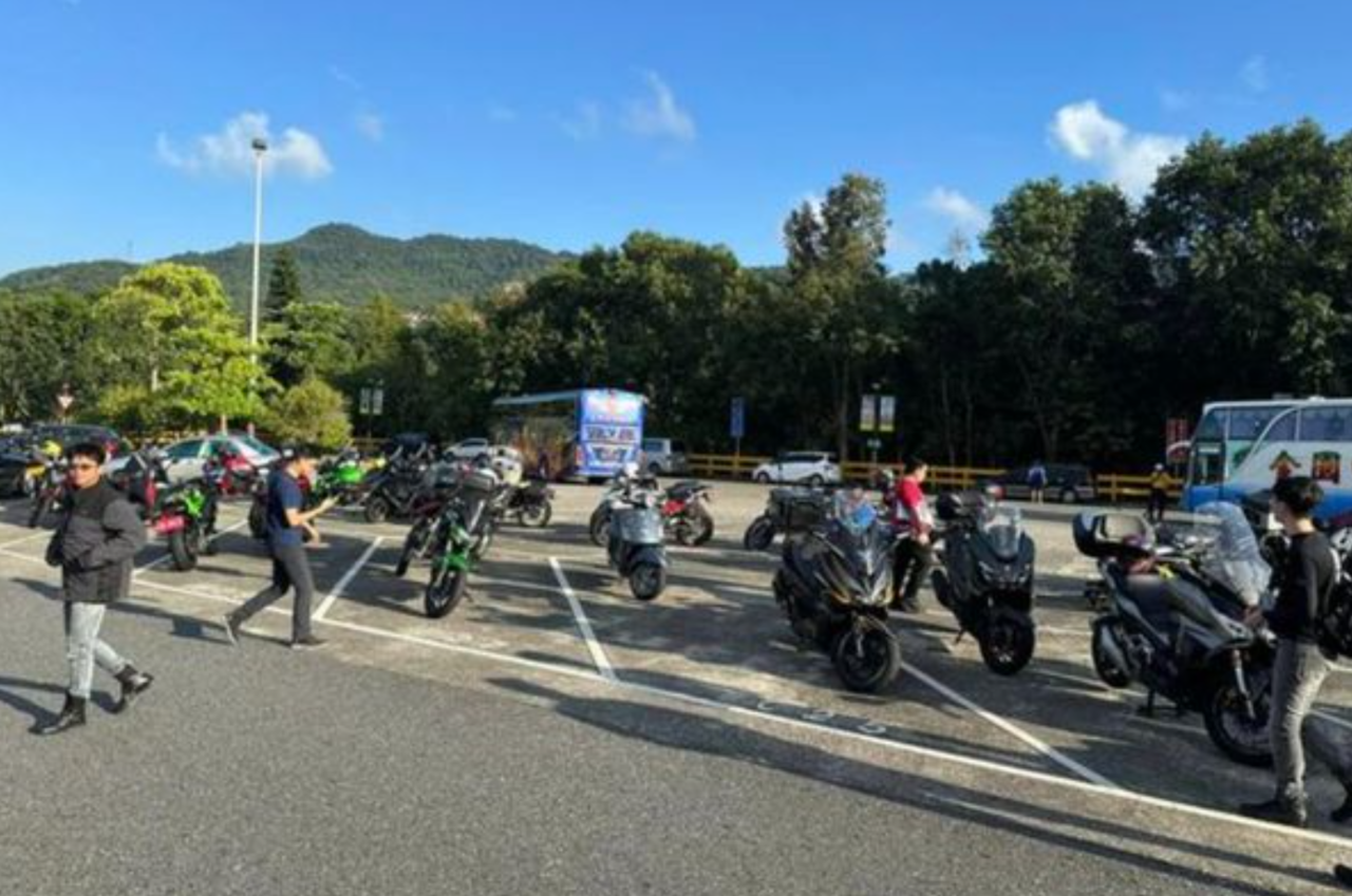 [情報] 台北市跟進試辦「重機停機車格」