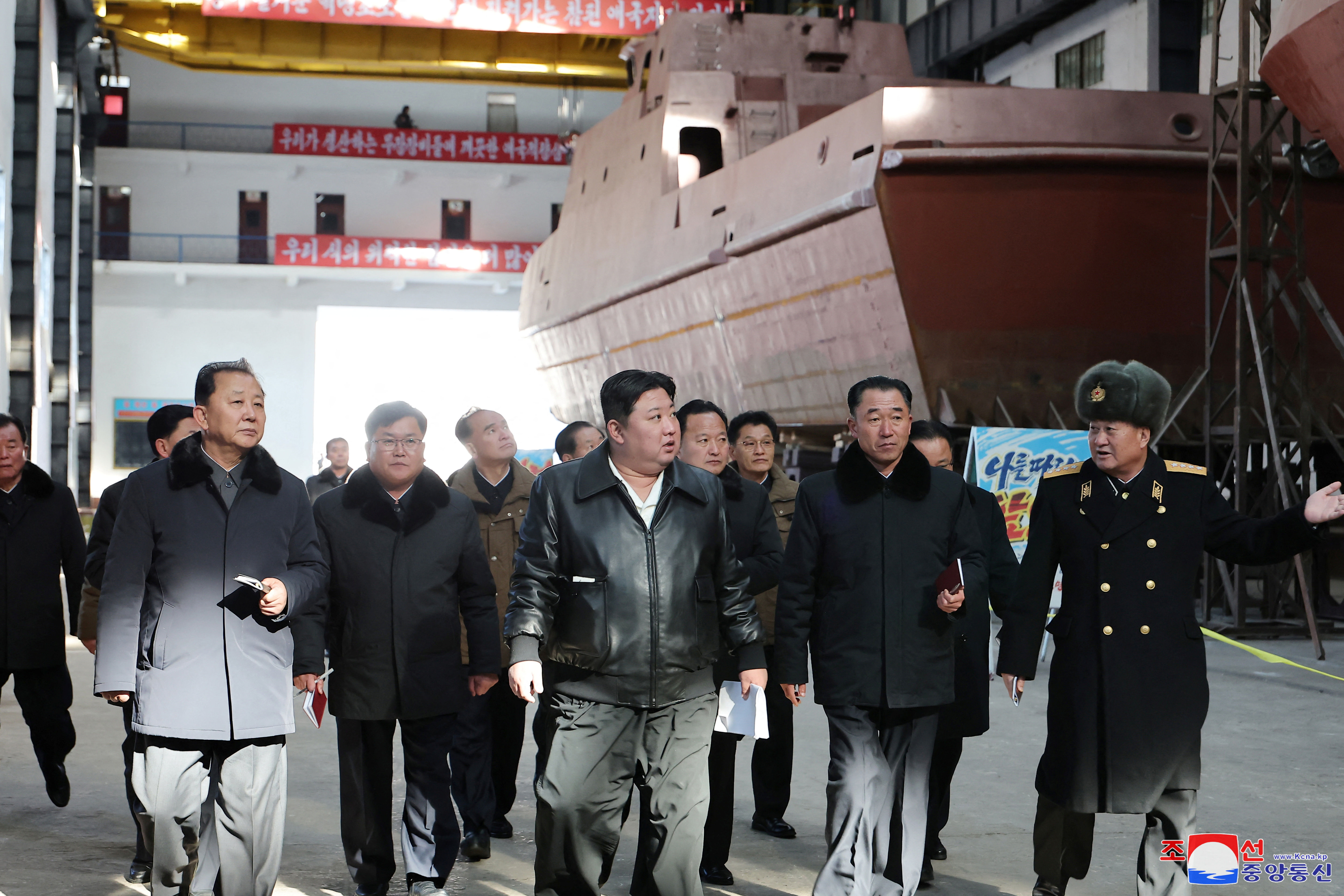 ▲▼ 北韓官媒2日報導，金正恩視察南浦造船廠。（圖／路透）