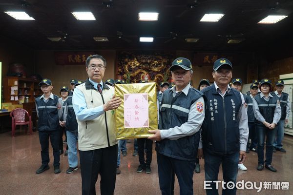 ▲台南市長黃偉哲親自主持全市同步擴大臨檢勤前教育會議，並在市警局長廖宗山及守望相助大隊大隊長宋俊明陪同，前往慰問守望相助隊及執行路檢勤務的員警，並致贈慰問金及慰問品。（圖／記者林東良翻攝，下同）