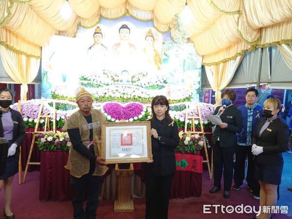 ▲▼文化部次長李靜慧(右)代表總統蔡英文頒發總統褒揚令予鍾雲輝長子鍾貴榮(左)，以表哀思與敬意。（圖／客委會提供）