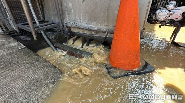 ▲▼快訊／台中疑管線破裂！泥黃色水湧「半個輪胎高」　面積擴大中。（圖／記者許權毅攝）