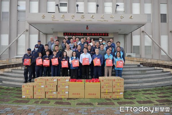 ▲成功鎮公所慰勞成功警堅守崗位辛勞。（圖／記者楊漢聲翻攝）