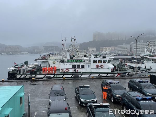 ▲基隆關與海巡「春節岸、海聯合威力掃蕩」。（圖／記者郭世賢翻攝）