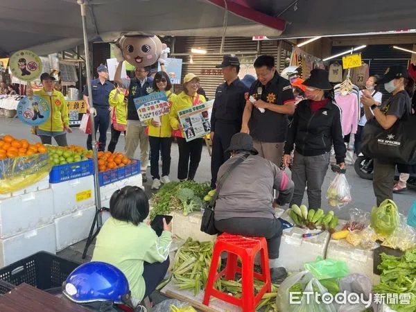 ▲枋寮警宣導團隊春安工作期間走入市場宣導打詐及六通安全            。（圖／記者陳崑福翻攝）