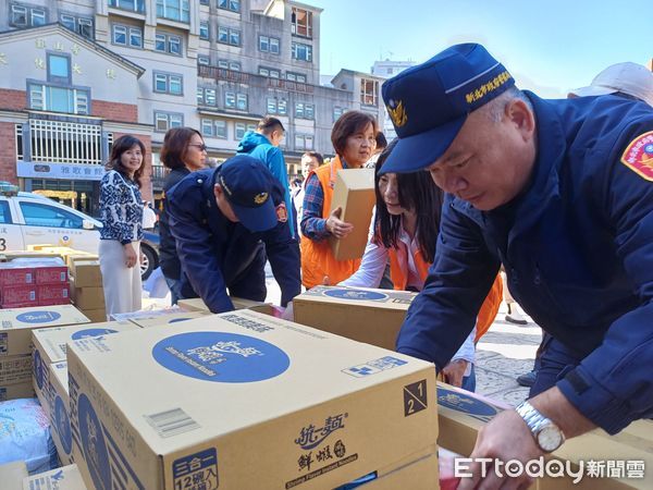 ▲▼  淡水警攜手鄞山寺攜手做愛心！廟方主委和分局長一童關懷89名獨居長者           。（圖／記者戴上容翻攝）