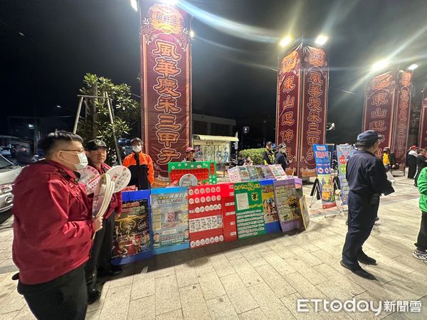 ▲台南市消防局第一大隊東山分隊警義消人員，於東山區碧軒寺大廟廣場實施春節期間擴大防火宣導。（圖／記者林東良翻攝，下同）