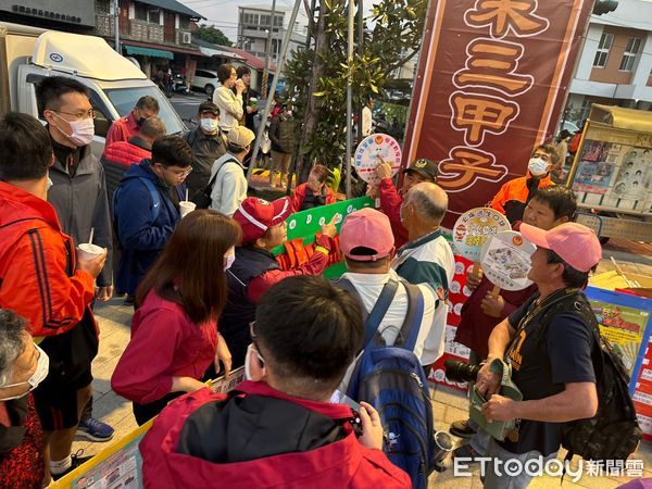 ▲台南市消防局第一大隊東山分隊警義消人員，於東山區碧軒寺大廟廣場實施春節期間擴大防火宣導。（圖／記者林東良翻攝，下同）