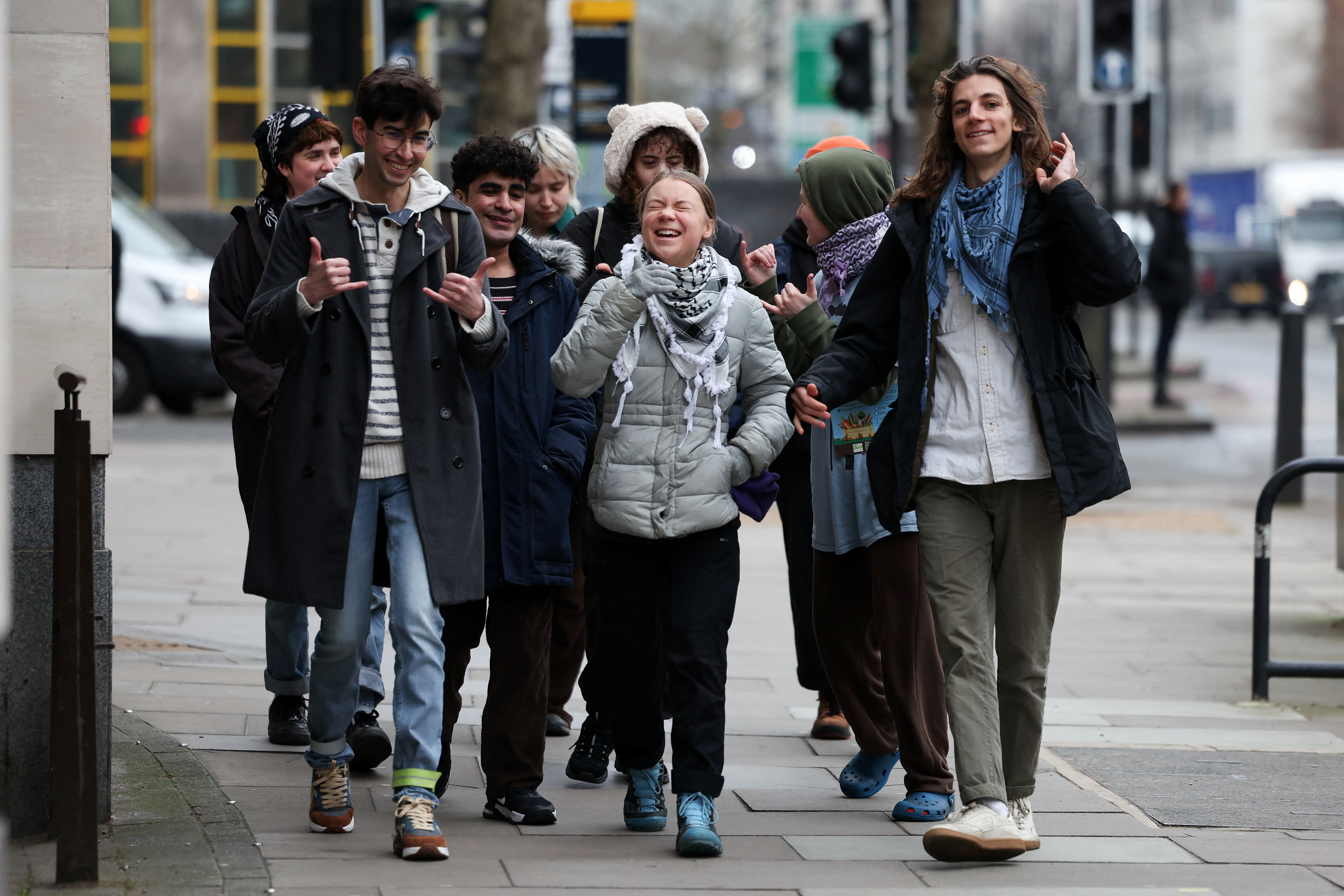 ▲▼瑞典「環保少女」童貝里（Greta Thunberg）2日與其他抗議者一起抵達倫敦西敏地方法院。（圖／路透社）