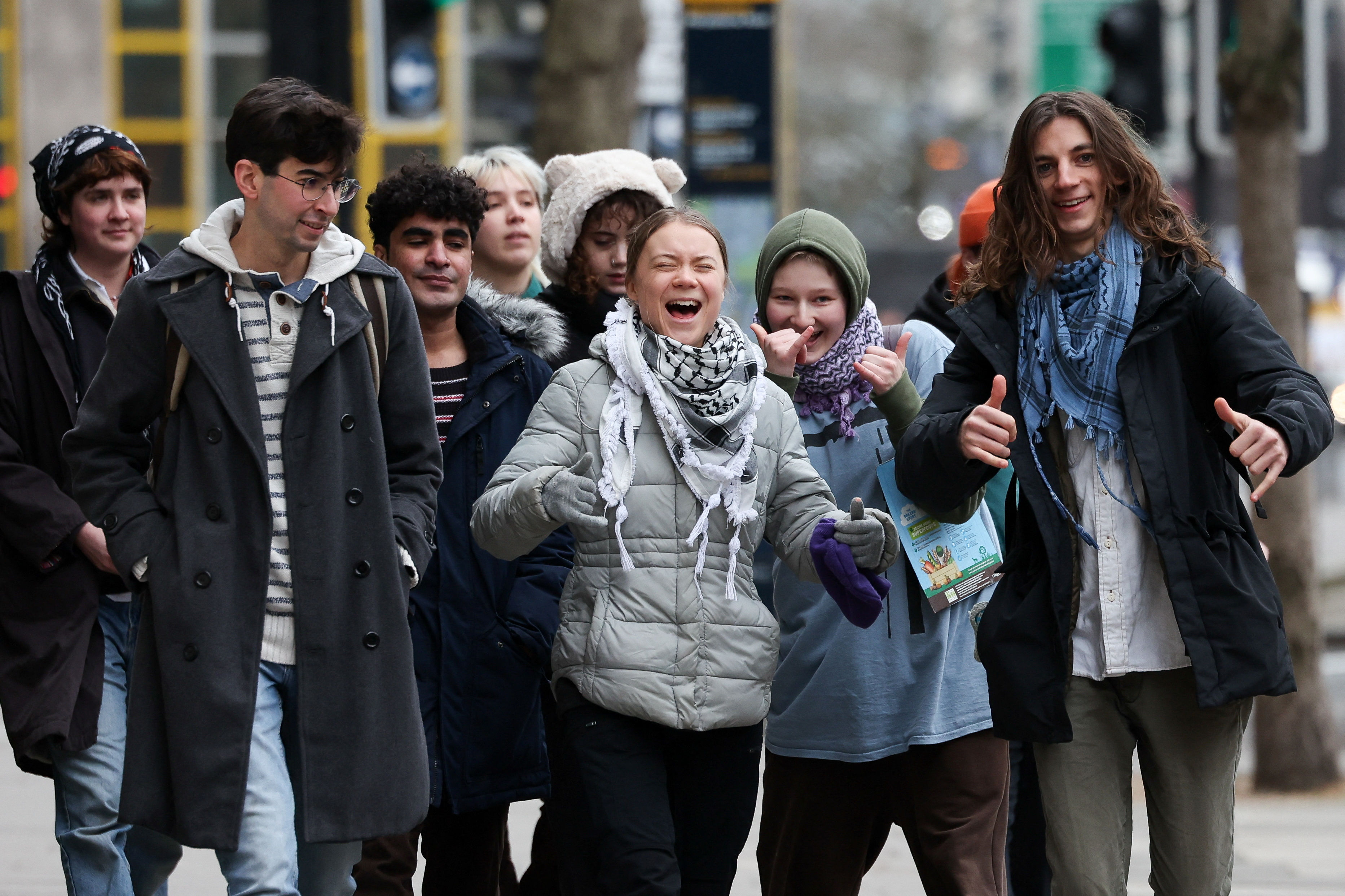 ▲▼瑞典「環保少女」童貝里（Greta Thunberg）2日與其他抗議者一起抵達倫敦西敏地方法院。（圖／路透社）