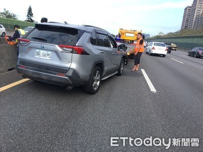 現場畫面曝！前面突然剎車　張善政反應不及猛撞…車頭撞毀夫人送醫