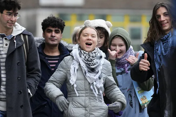 ▲▼瑞典「環保少女」童貝里（Greta Thunberg）2日與其他抗議者一起抵達倫敦西敏地方法院。（圖／達志影像／美聯社）