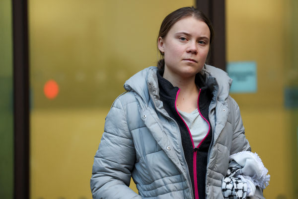 ▲▼瑞典「環保少女」童貝里（Greta Thunberg）2日針對違反公共秩序指控獲無罪裁決，辯護律師查達（Rajesh Chada）在倫敦西敏地方法院外對媒體發言。（圖／路透）