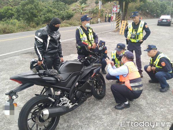 ▲白河分局結合台南市環保局、新營、麻豆監理站及交通警察大隊等單位，重兵於東山區市174線橫路東山休息站執行合稽查，打擊高噪音車輛擾寧行為。（圖／記者林東良翻攝，下同）