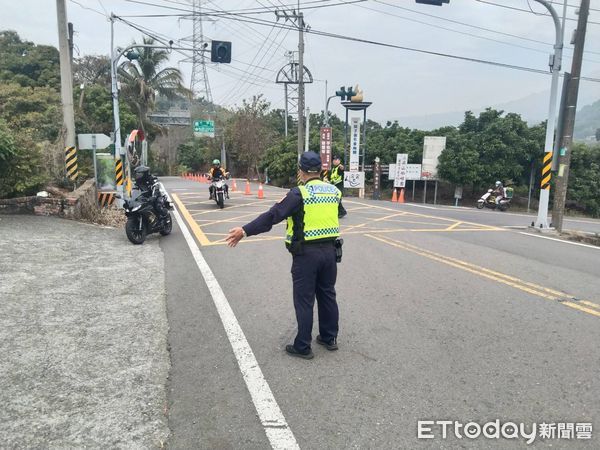 ▲白河分局結合台南市環保局、新營、麻豆監理站及交通警察大隊等單位，重兵於東山區市174線橫路東山休息站執行合稽查，打擊高噪音車輛擾寧行為。（圖／記者林東良翻攝，下同）