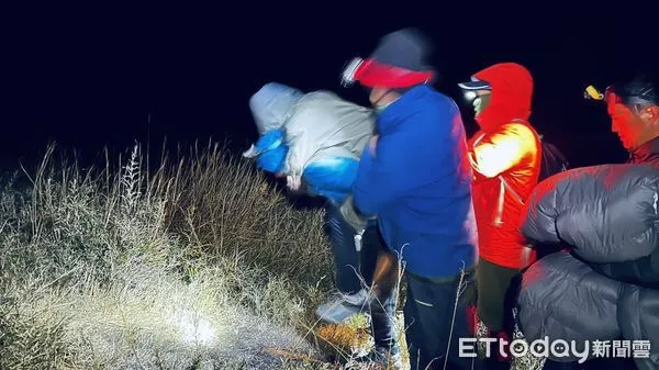 ▲▼一名女性山友攀登雪山途中高山症發作，警消聯手出動救援，輪流背負傷患下撤送醫。（圖／記者蔡文淵翻攝）