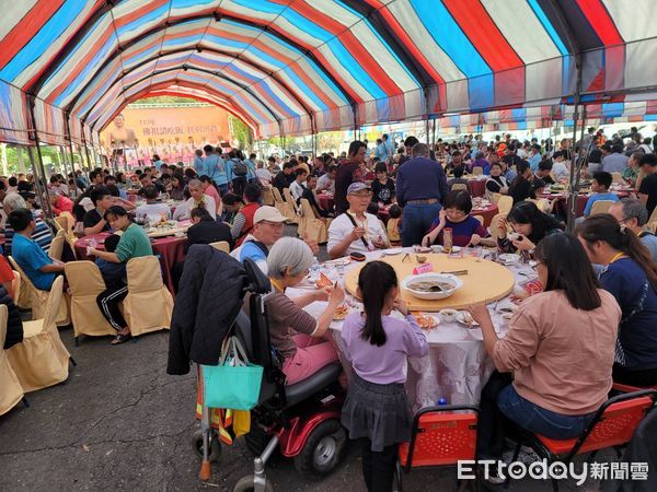 ▲「佛祖請吃飯扶弱濟貧」關懷弱勢寒冬送暖圍爐活動，在台南市左鎮噶瑪噶居寺入口戶外停車場席開百桌，共約1000人參與。（圖／記者林東良翻攝，下同）