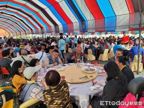 ▲「佛祖請吃飯扶弱濟貧」關懷弱勢寒冬送暖圍爐活動，在台南市左鎮噶瑪噶居寺入口戶外停車場席開百桌，共約1000人參與。（圖／記者林東良翻攝，下同）