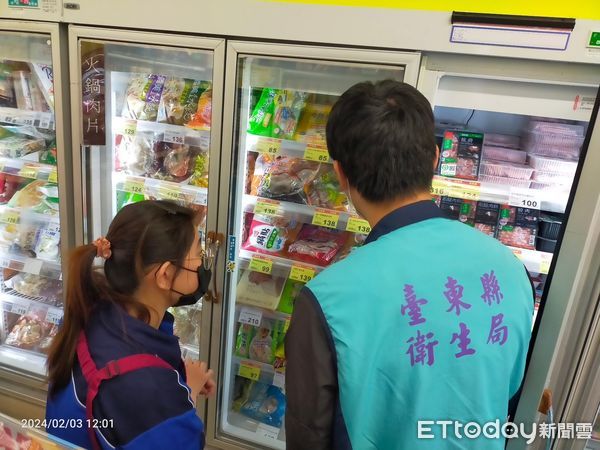 ▲台東衛生局派稽查員前往肉品相關通路。（圖／記者楊漢聲翻攝）