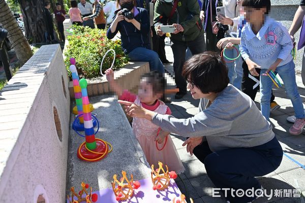 ▲饒慶鈴與監護兒少圍爐迎新年。（圖／記者楊漢聲翻攝）