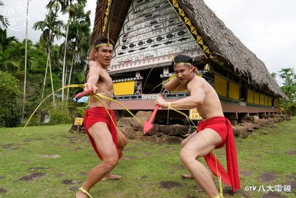 ▲楊一展(左)、鄒承恩(右)體驗帛琉戰士舞，換上標準服飾。。（圖／八大提供）