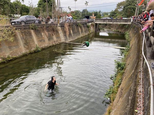 ▲阿龐為達目的不惜跳河。（圖／民視提供）