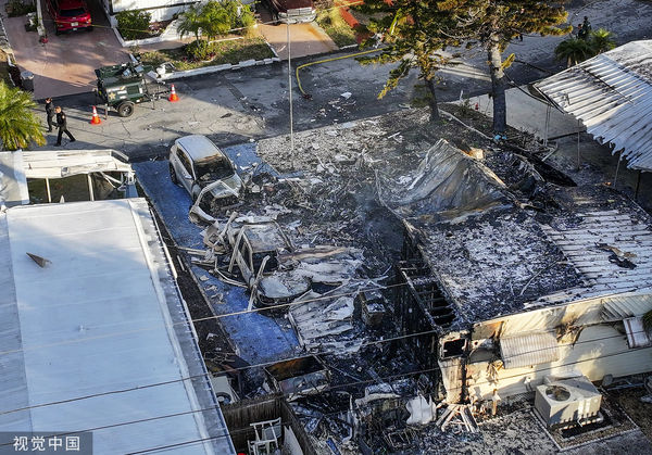 ▲▼美國佛州清水市（Clearwater）一架小飛機1日墜毀住宅區，房屋被燒毀。（圖／CFP）