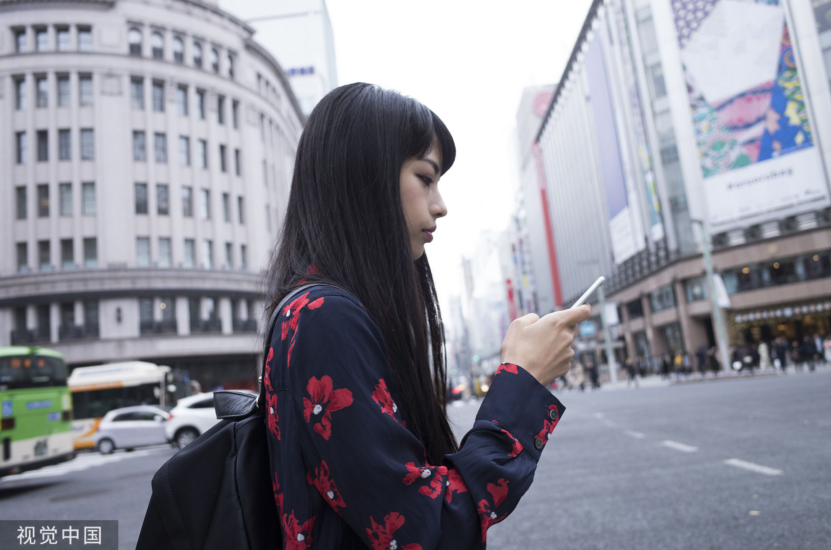 ▲▼用手機,滑手機,女生用手機。（圖／CFP）