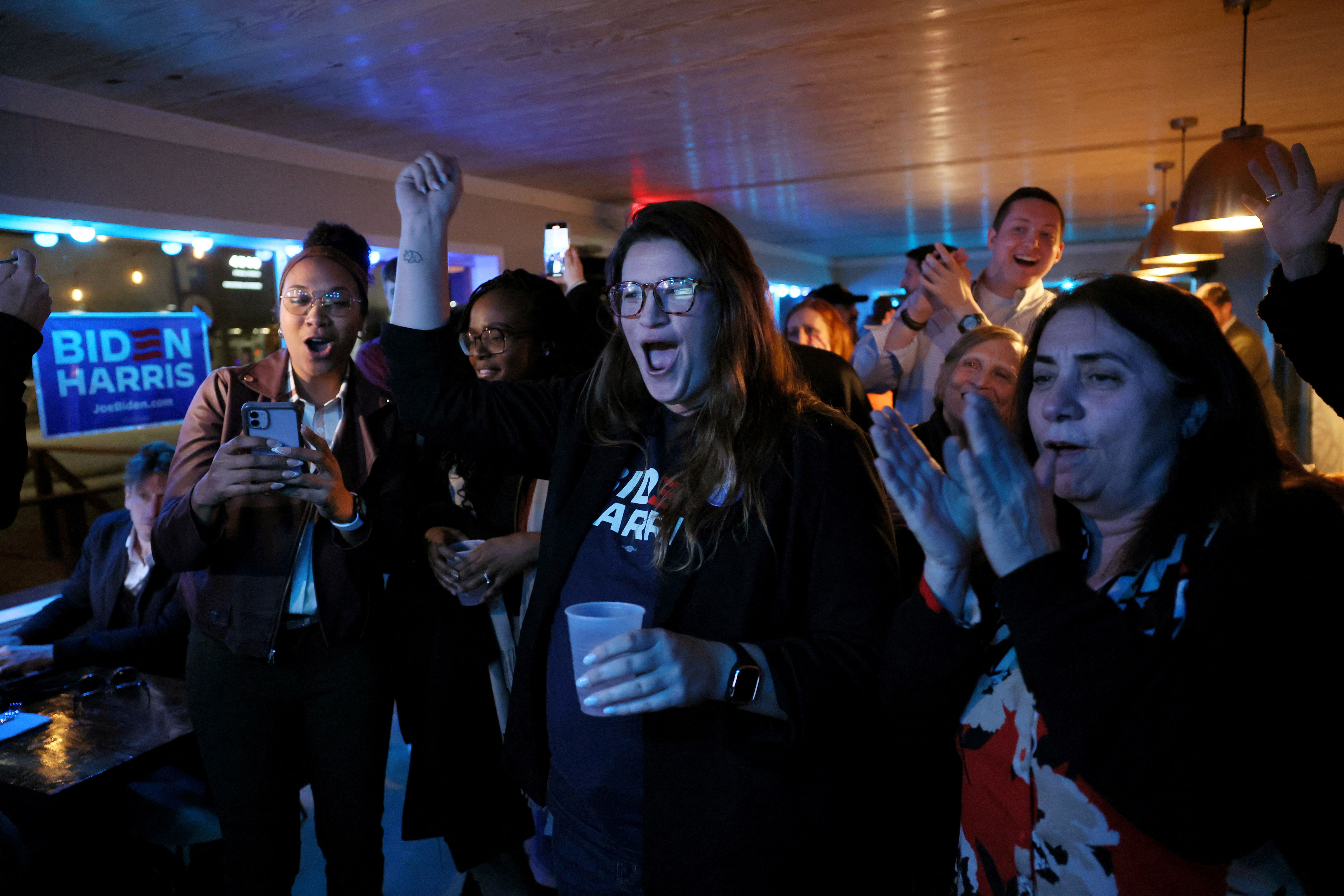 ▲▼拜登在南卡羅萊納州的民主黨初選勝利後，支持者們歡呼。（圖／路透）