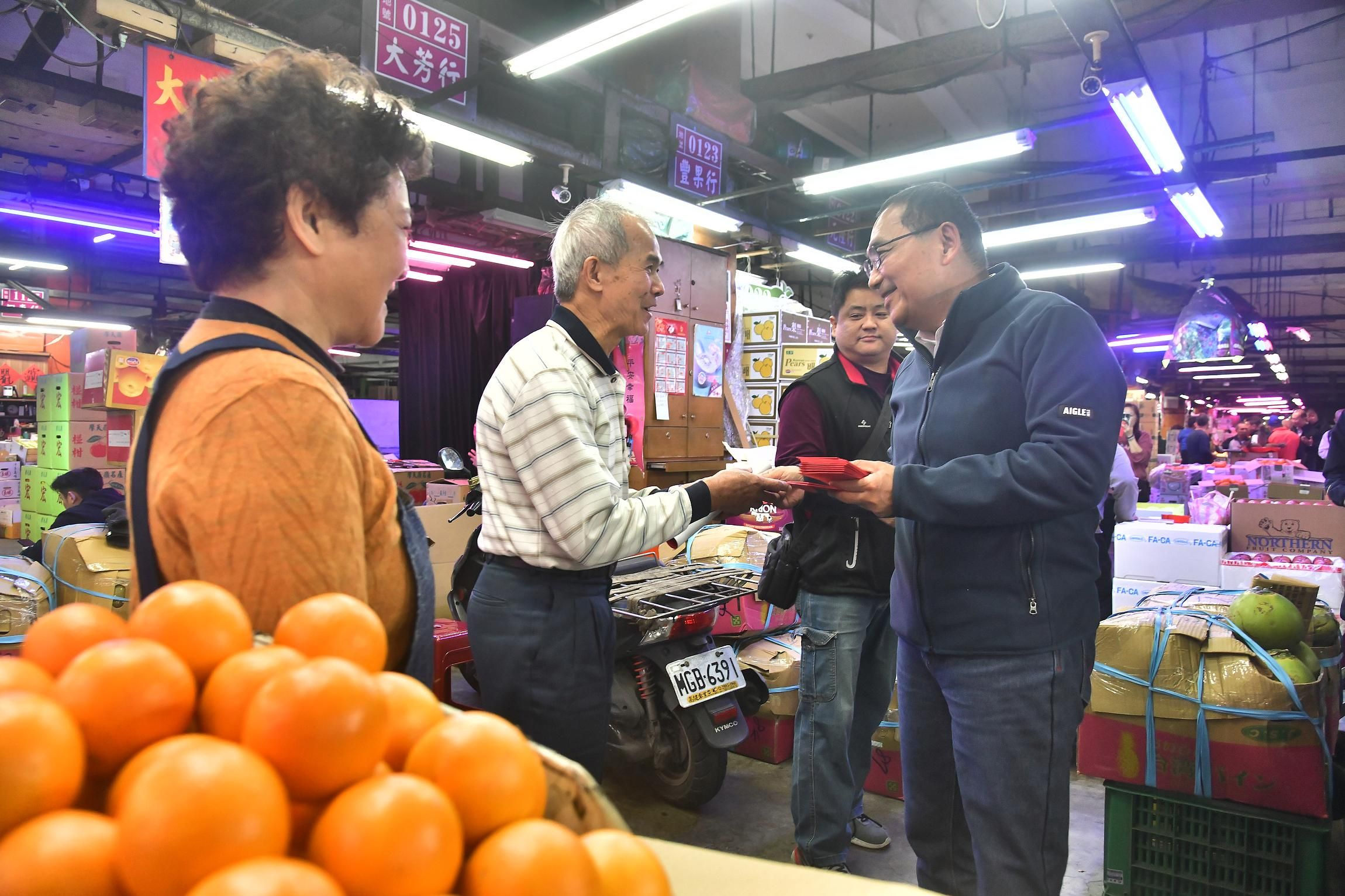 ▲關心春節前蔬果交易 侯友宜視察三重果菜市場。（圖／新北市新聞局提供）