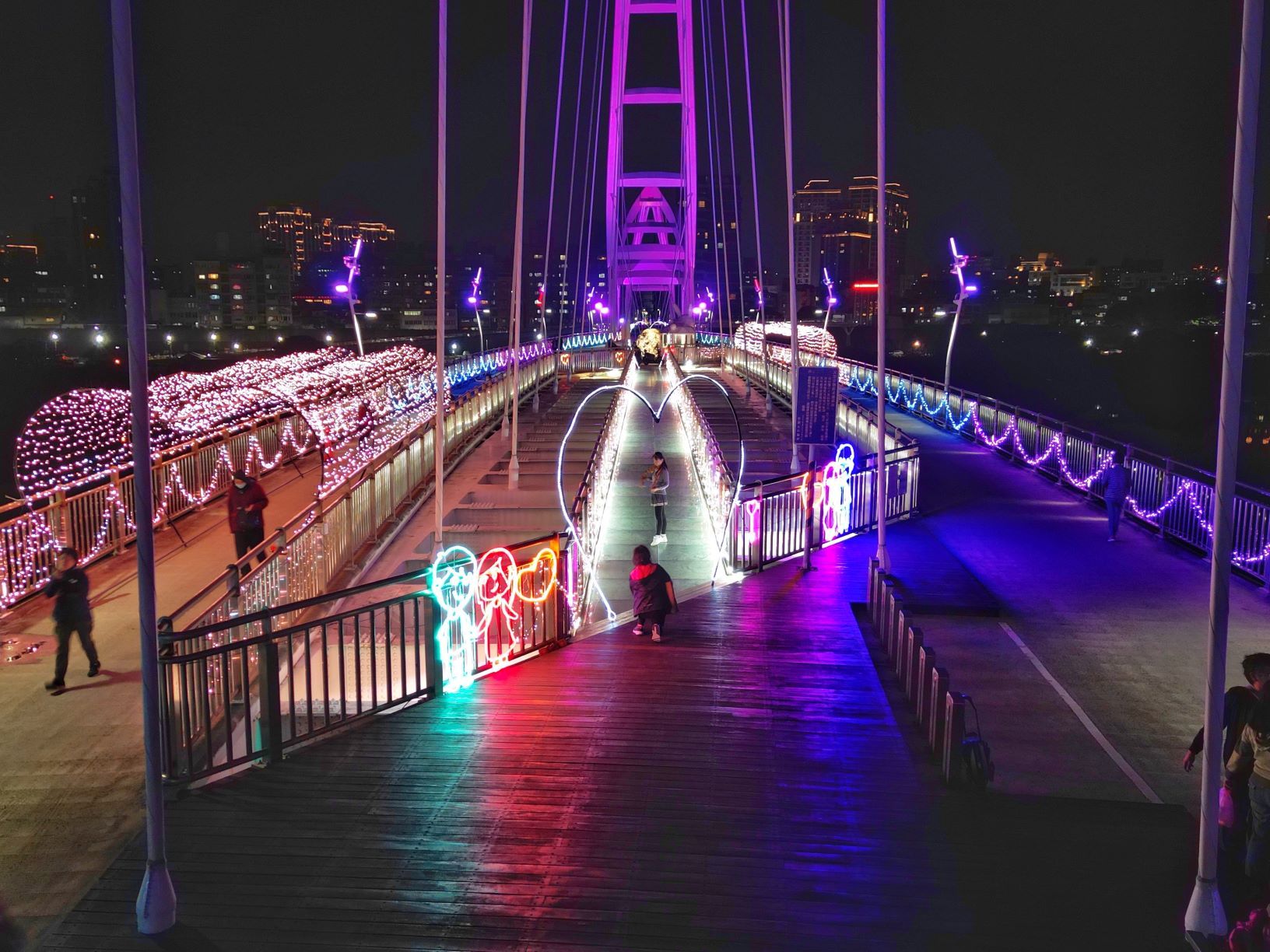 ▲景觀橋化身星光鵲橋 相約於新北水岸放閃。（圖／新北市高灘處提供）