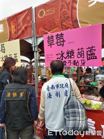 ▲2024台灣燈會「安平燈區」於3日揭開序幕，黃偉哲市長指示法制處邀集相關局處聯合稽查市集，要讓遊客安心賞燈享美食。（圖／記者林東良翻攝，下同）