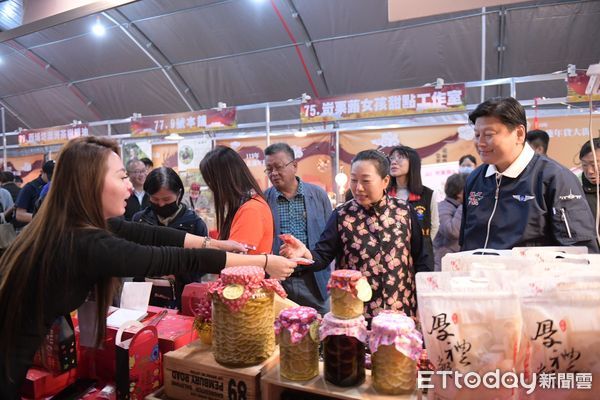 ▲▼花蓮年貨大街在日出大道舉辦開幕儀式，現場祥獅獻瑞增添喜氣。（圖／花蓮縣政府提供，下同）