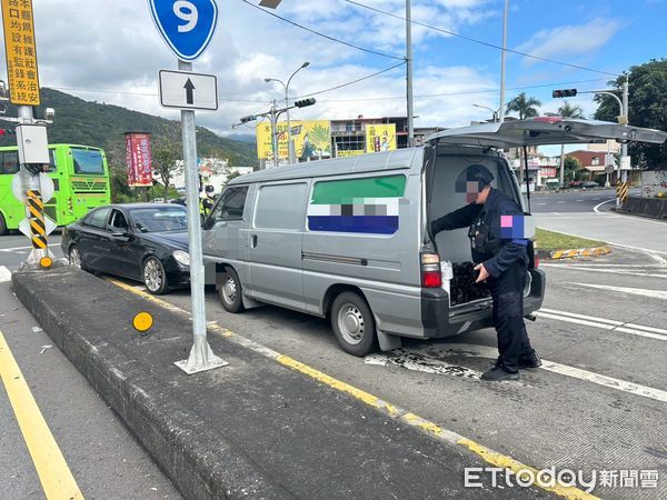 ▲▼賓士車逆向撞保全廂型車，網熱議：要搶運鈔車嗎？。（圖／記者游芳男翻攝，下同）