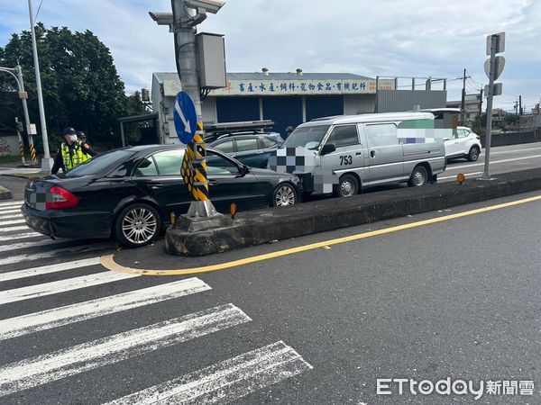 ▲▼賓士車逆向撞保全廂型車，網熱議：要搶運鈔車嗎？。（圖／記者游芳男翻攝，下同）