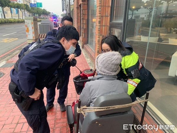 ▲徐男騎乘電動輔助車因沒電刁車。（圖／中壢警分局提供）