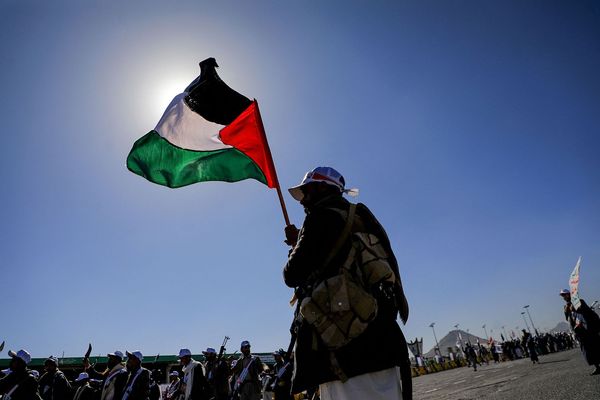 ▲▼ 圖為葉門一名男子參加聲援加薩遊行期間揮舞巴勒斯坦國旗 。（圖／CFP）