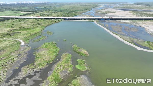 ▲第四河川分署管控河道工程管理，加強便道水車、簡易水線系統灑水及佈設高壓揚程泵浦加大能量潤濕裸露灘地。（圖／記者蔡佩旻翻攝）