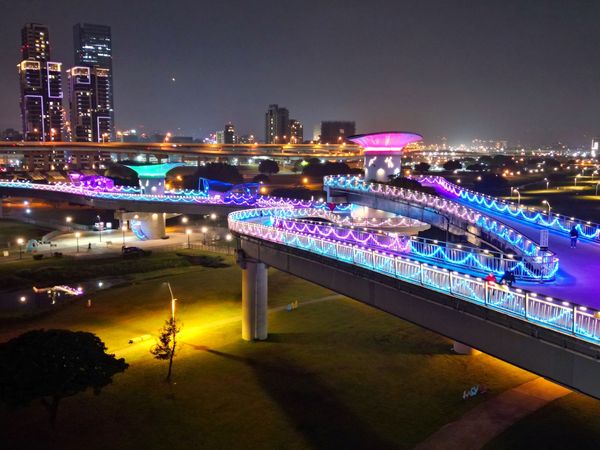 ▲景觀橋化身星光鵲橋 相約於新北水岸放閃。（圖／新北市高灘處提供）