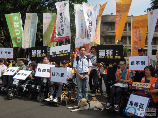 巢運系列活動26日來到行政院大門口，陪伴殘障聯盟替身心障礙者爭取居住權。（圖／記者賴于榛攝）