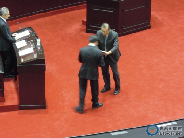 民進黨立委蘇震清26日在立法院質詢行政院長江宜樺，並送總統馬英九大眼鏡。（圖／記者賴映秀攝）