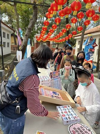 ▲八德警春節宣導互動遊戲真趣味