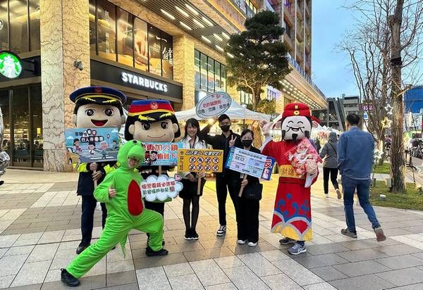 ▲桃園警春安宣導發放「反詐紅包袋」送祝福