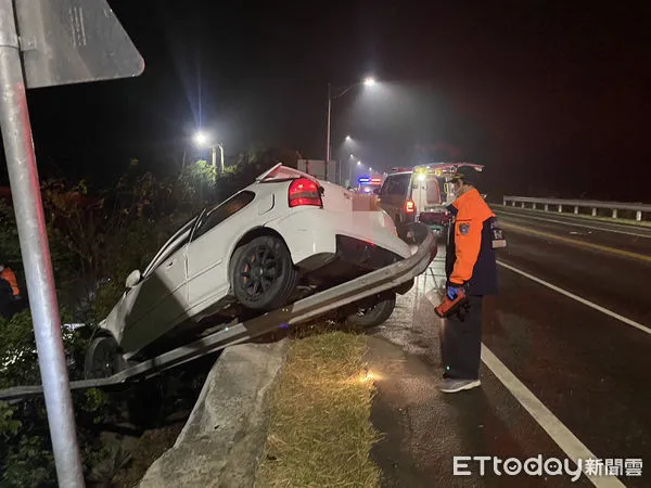 ▲台南市南化山區台20乙往左鎮方向，5日凌晨發生自小客車撞毀護欄，車體一半衝出車道斜卡在護欄，消防人員卻遍尋不到駕駛人。（圖／民眾提供，下同）