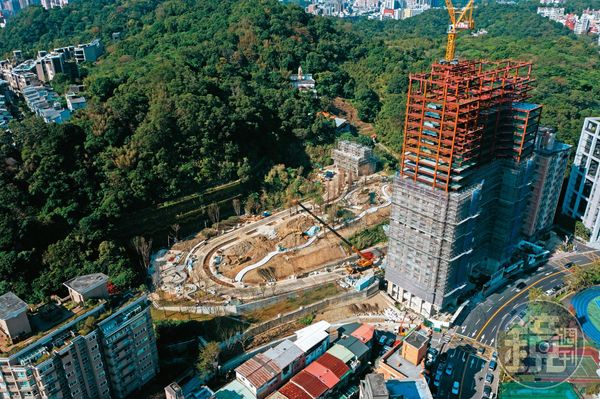 萬芳自救會指控柯市府放水，讓建商違反協議，興建26層高樓。