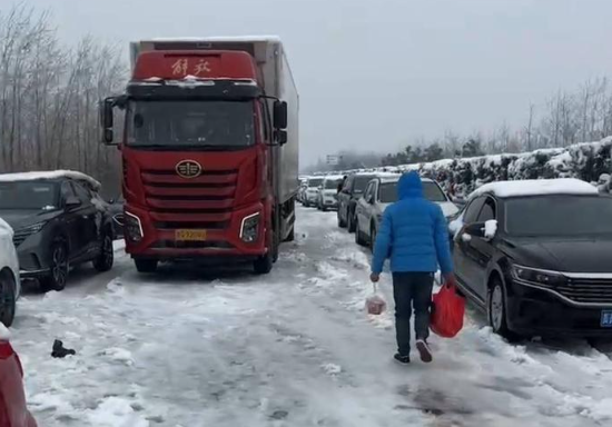 ▲陸暴雪高速公路大癱瘓。（圖／翻攝自封面新聞）