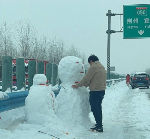 ▲陸暴雪高速公路大癱瘓。（圖／翻攝自封面新聞）