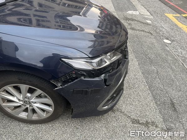 ▲▼台中7車糾紛！見警就上車閃人...警車遭BMW撞到「破相」　身分追查中。（圖／記者許權毅翻攝）